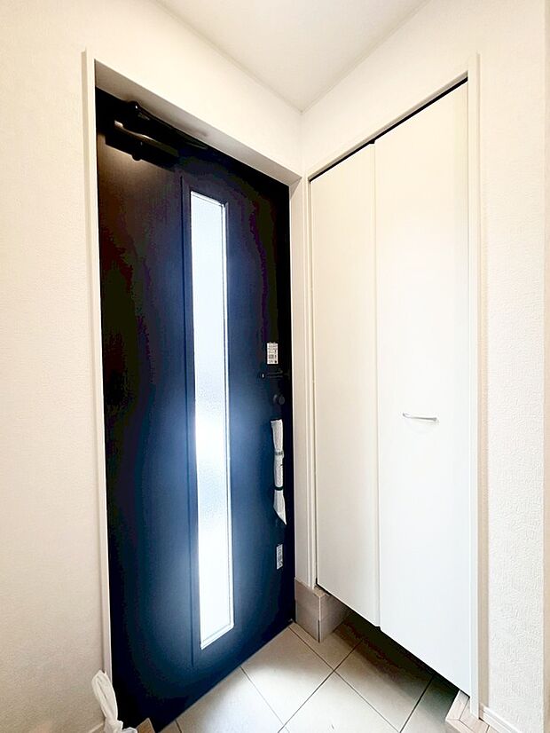 【玄関】１号棟
明るくて清潔感溢れる玄関。便利な下駄箱収納付きです♪散らかりがちな玄関もすっきりと片付きます。　