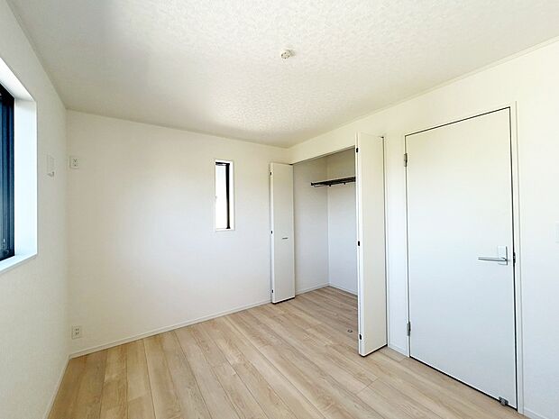 【収納】4号棟
各居室に収納を完備しておりますので、いつでもお部屋をすっきりとお使い頂けそうです。自分好みのインテリアやレイアウトを考えるのも楽しみです。