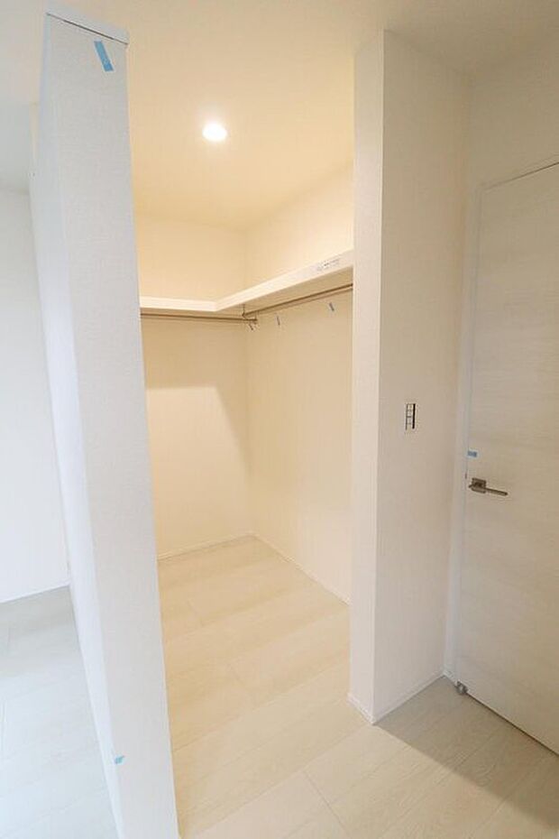【収納】2号棟
大きな荷物も収納可能なウォークインクローゼット付き!季節ごとの入れ替え不要な嬉しい設備になっています♪