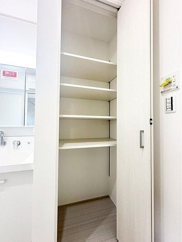 【収納】洗面台横には可動式棚のついた収納がございます。タオルや下着等家族の衣類を１箇所にまとめて収納でき便利です♪