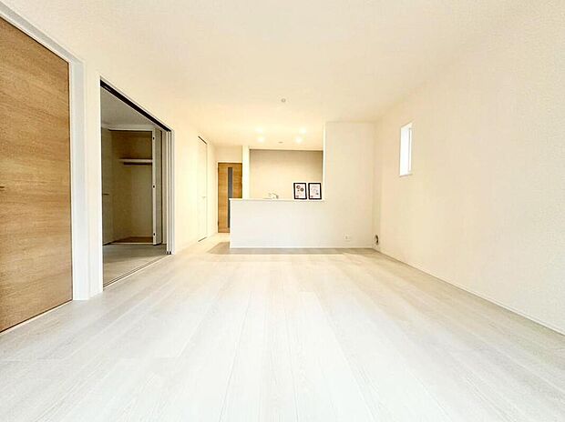 【リビング】2号棟
約16帖の明るいリビング♪対面式キッチンは、家事をしながら家族の様子が一目でわかる安心&便利設備♪