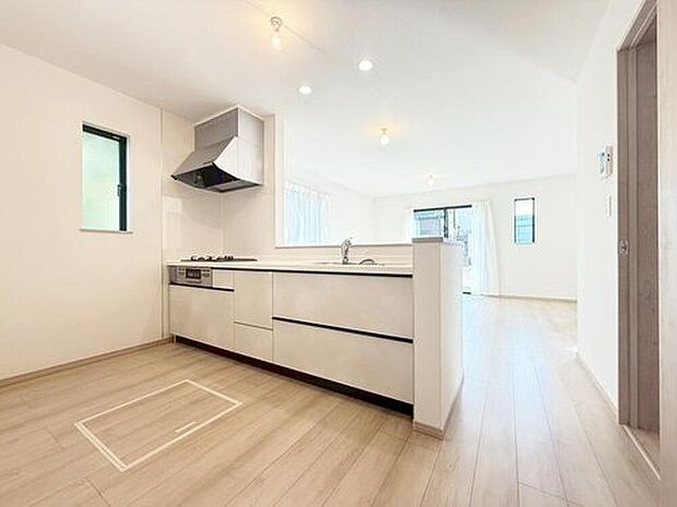 【キッチン】収納力豊富なシステムキッチン。大型スライド収納付きで、すっきり片付けやすいキッチンです。床下収納もついています♪