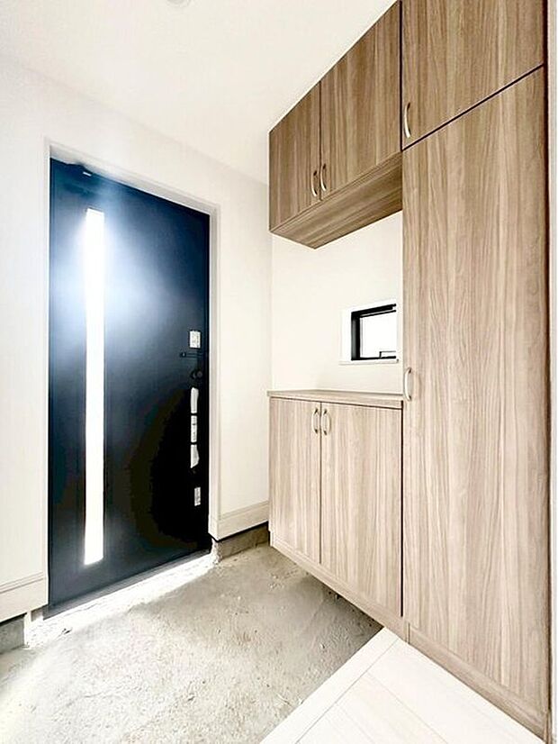 【玄関】明るくて清潔感溢れる玄関。便利な下駄箱収納付きです♪散らかりがちな玄関もすっきりと片付きます。