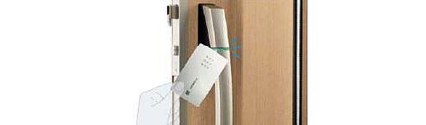 【玄関ドア】ＩＣチップを内蔵したカードをハンドルに近づけるだけで玄関ドアの上下２つのカギを１度に開け閉めできます。