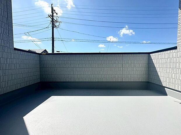 【バルコニー】奥行を広めに取った南向きバルコニー。家族分の洗濯物もしっかり干せます。日当たりも良く、毎日のお洗濯が楽しくなりそう♪