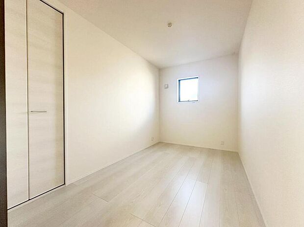 【リビング以外の居室】リビングの続き間にある約5帖の洋室。お子様の遊び場としても趣味のお部屋としても活用できますね♪