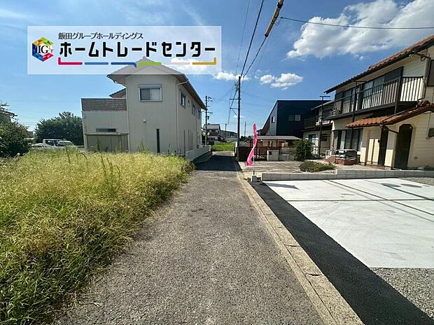 【前面道路含む現地写真】前面は南西側2.81m道路です。交通量も少なく、駐車も落ち着いて行える安心・安全の環境になっています♪