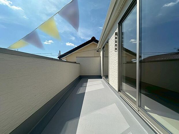 【バルコニー】奥行を広めに取った南向きバルコニー。家族分の洗濯物もしっかり干せます。日当たりも良く、毎日のお洗濯が楽しくなりそう♪