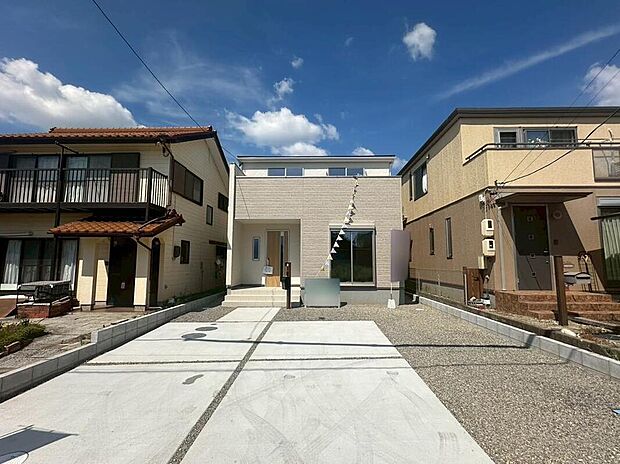 【駐車場】並列に2~3台駐車ができるカースペースを確保しました。来客時も安心です♪セカンドカー用にもお使い頂けます。