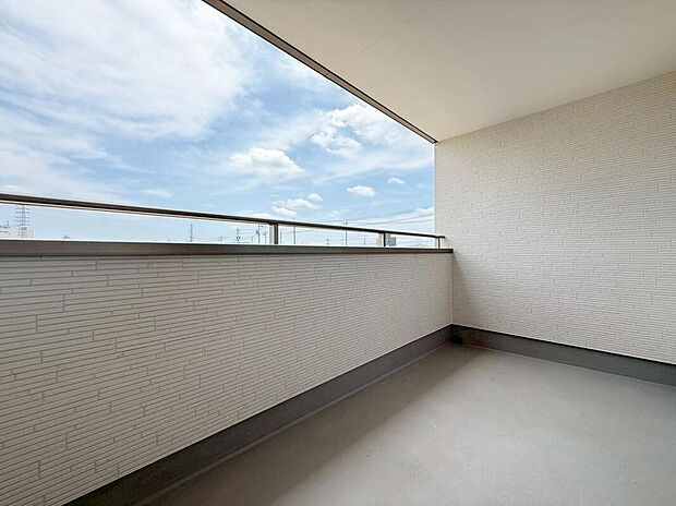 【バルコニー(2号棟)】インナーバルコニーを採用しています!雨の日も洗濯物が濡れる心配がなく安心。日当たりもよく、毎日のお洗濯が楽しくなりそう♪