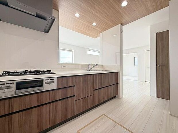 【キッチン(2号棟)】収納力豊富なシステムキッチン。大型スライド収納付きで、すっきり片付けやすいキッチンです。床下収納もついています♪