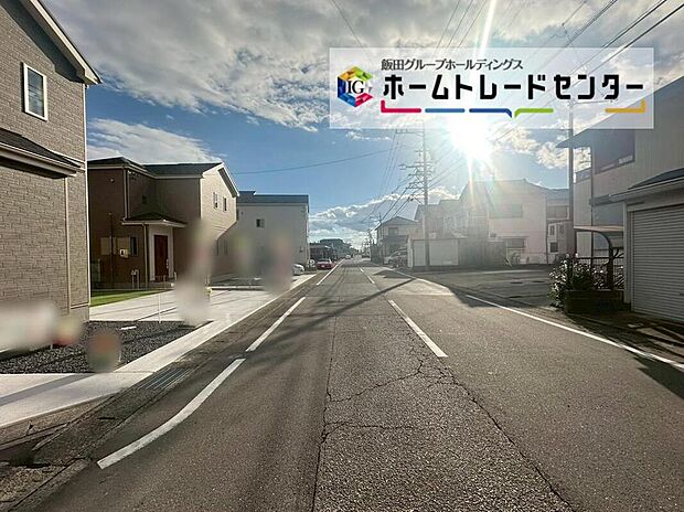 【前面道路含む現地写真】前面は、交通量の少ない北東 ５．０m、北西 ８．０m道路です。ゆとりがあり、駐車も落ち着いて行える安心・安全の環境になっています♪