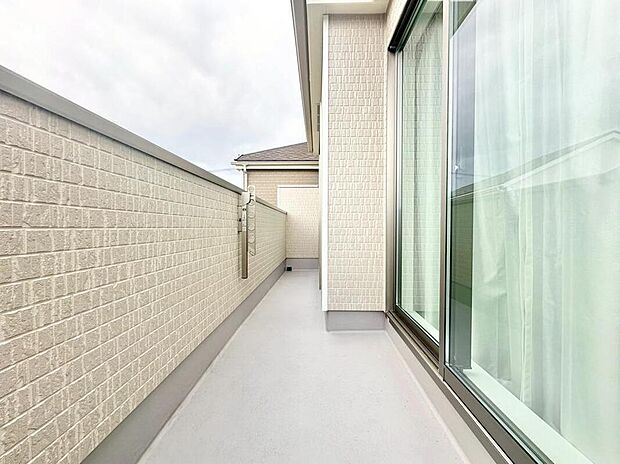 【バルコニー】C号棟
２部屋から出入り可能な南向きワイドバルコニー。家族分の洗濯物もしっかり干せます。日当たりも良く、毎日のお洗濯が楽しくなりそう♪