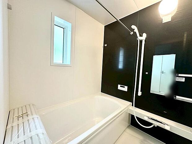 【浴室】1号棟
1坪以上広さを設けた浴室で、ゆったりバスタイム♪お子様と一緒に入るにも充分な広さです。一日の疲れを癒せます☆