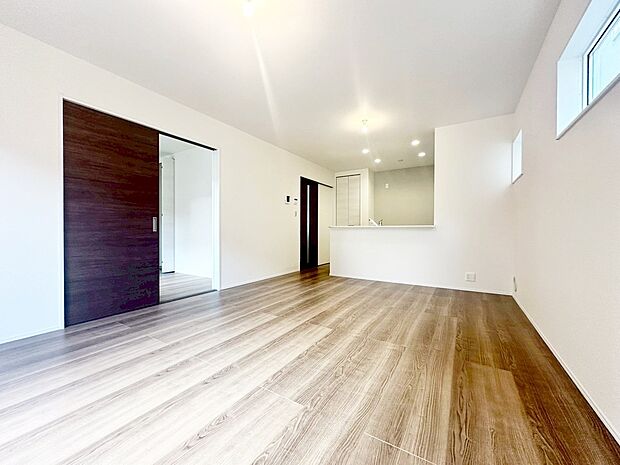 【リビング（２号棟）】約１６帖の明るいリビング♪対面式キッチンは、家事をしながら家族の様子が一目でわかる安心＆便利設備♪