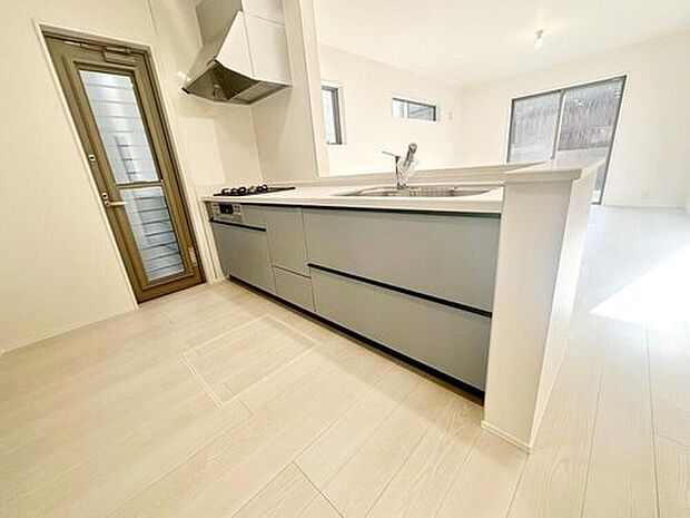 【キッチン（２号棟）】収納力豊富なシステムキッチン。大型スライド収納付きで、すっきり片付けやすいキッチンです。床下収納もついています♪