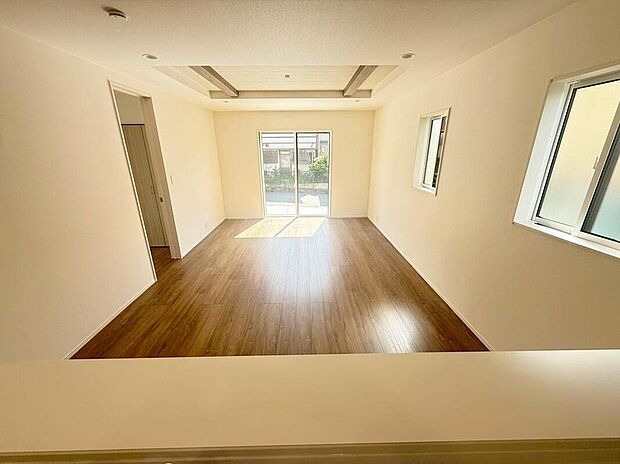 【リビング】明るい雰囲気が心地いいリビング♪採光良好です！家族団らんの時間も増えそうなくつろぎの場所になりそう♪