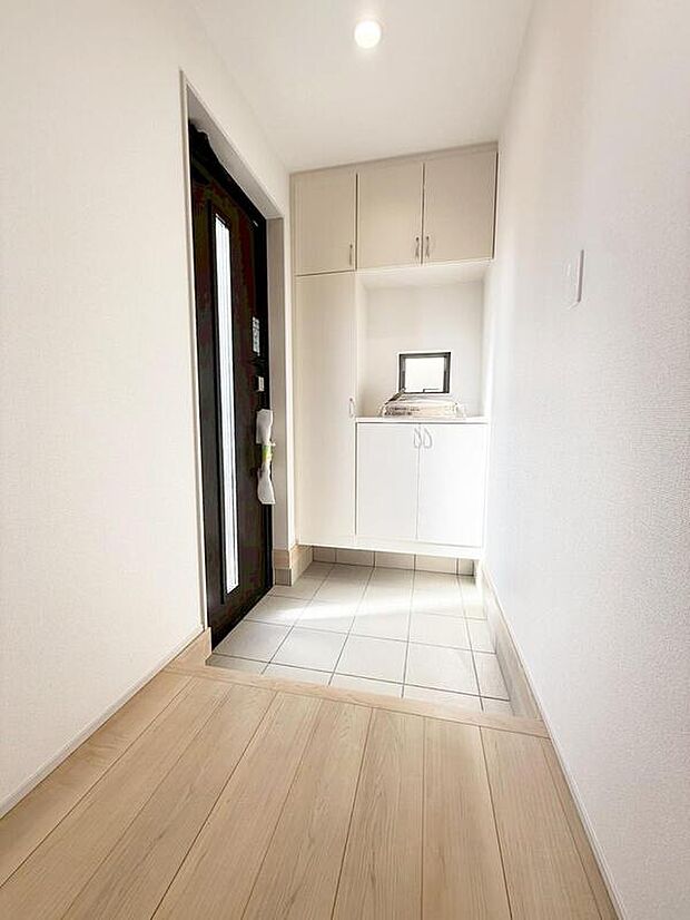 【玄関】明るくて清潔感溢れる玄関。便利な下駄箱収納付きです♪散らかりがちな玄関も　　　
すっきりと片付きます。