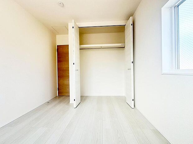 【収納】各居室に収納を設けました！お洋服をたくさんお持ちの方でもたっぷり収納できます。お部屋を最大限広くご活用いただけます♪