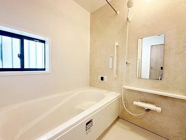 【浴室】B号棟
１坪以上広さを設けた浴室で、ゆったりバスタイム♪お子様と一緒に入るにも充分な広さです。一日の疲れを癒せます♪