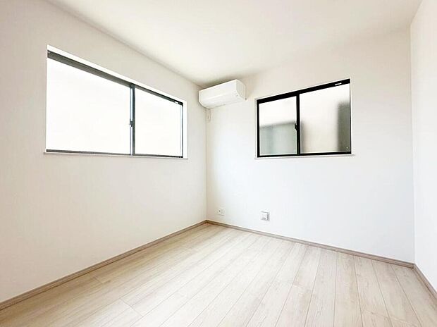 【リビング以外の居室】B号棟
リビング奥にある約５．２５帖の洋室。キッズスペースや書斎としても使えて何かと便利な居室です♪