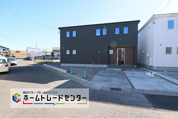 【現地外観写真(3号棟)】一戸建ての大きなメリットは、「自分の土地」を自由に使えること。好きなペットが飼えるほか、ガーデニングやDIY、車やバイクの手入れなど様々な趣味を楽しめます♪