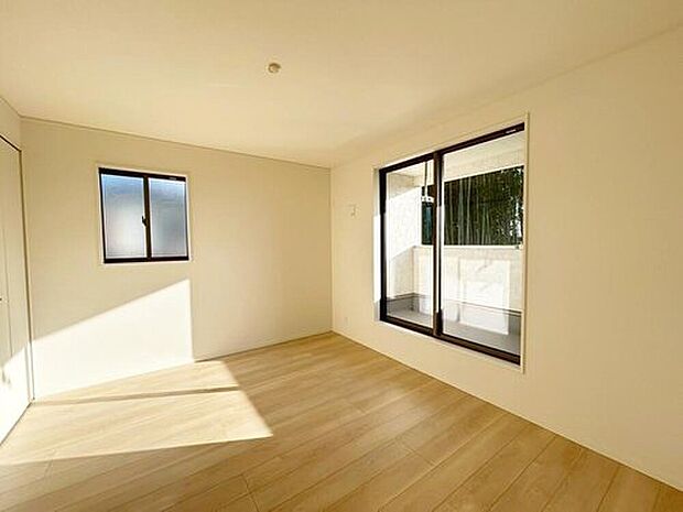 【リビング以外の居室】２号棟
２面採光を施した為、晴れの日の日中はいつも明るい室内に。窓を開放すれば気持ちの良い風が入り込んできます。