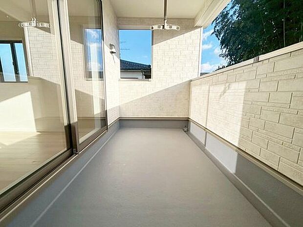 【バルコニー】２号棟
インナーバルコニーを採用しています！雨の日も洗濯物が濡れる心配がなく安心。日当たりもよく、毎日のお洗濯が楽しくなりそう♪