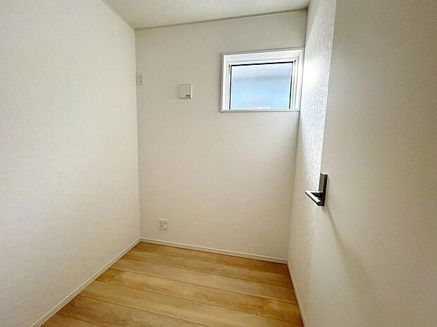 【その他内観】2号棟
テレワークルームがございます♪落ち着いた環境で、お仕事に集中できます♪
お子様の宿題スペースとしても最適です♪