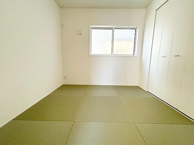 【リビング以外の居室】2号棟
リビングに隣接したホッと落ち着く約4.5帖の和室。キッズスペースや書斎としても使えて何かと便利なスペースです♪
