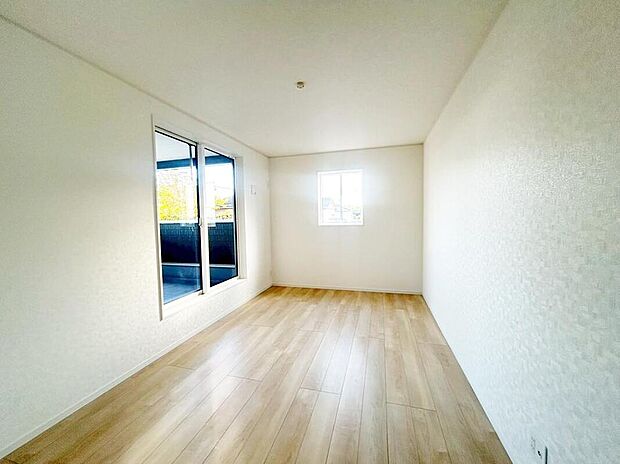 【リビング以外の居室】2号棟
2面採光を施した為、晴れの日の日中はいつも明るい室内に。窓を開放すれば気持ちの良い風が入り込んできます。