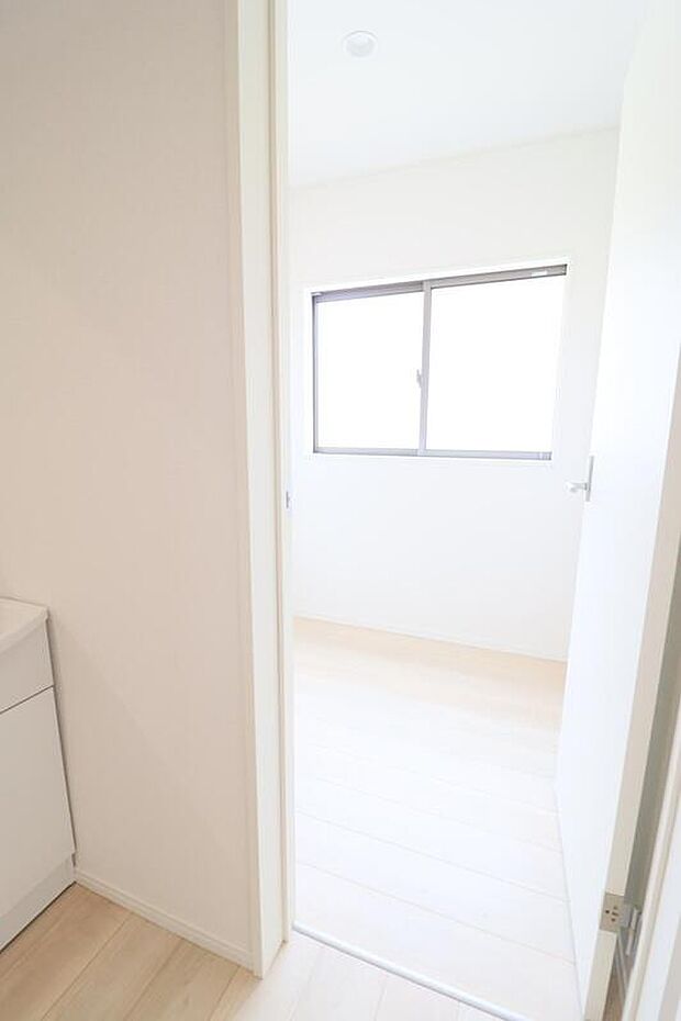 【その他内観】３号棟
洗面室の横には、ユーティリティールームがございます♪家族の衣類を１箇所にまとめて収納でき、便利です♪