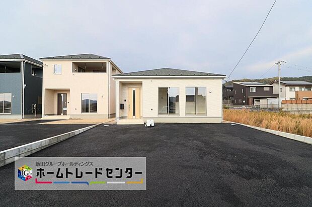 【現地外観写真】４号棟
当日のご見学予約も承ります。同じものは２つとない「夢のマイホーム」との出会いが待っているかもしれません♪