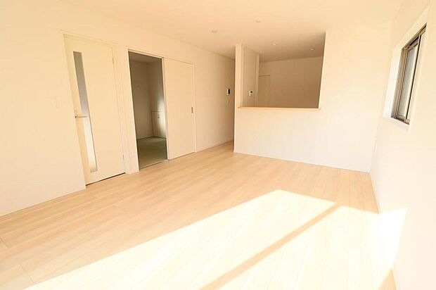 【リビング】３号棟
約１６帖の明るいリビング♪対面式キッチンは、家事をしながら家族の様子が一目でわかる安心＆便利設備♪　