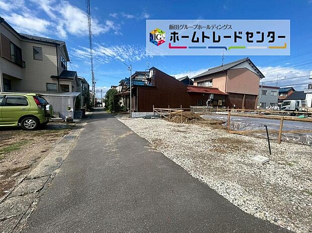 【前面道路含む現地写真】前面は北側５．４ｍ、南側４．０ｍ道路です。交通量も少なく静かで、駐車も落ち着いて行える環境になっています♪