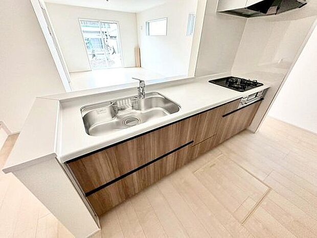 【キッチン】収納力豊富なシステムキッチン。大型スライド収納付きで、すっきり片付けやすいキッチンです。床下収納もついています♪