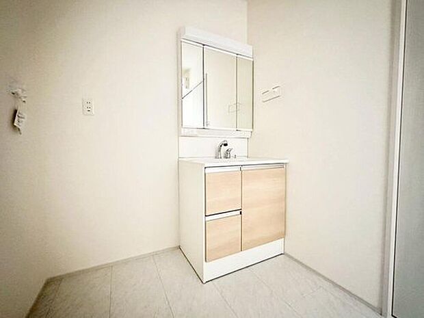 【洗面台・洗面所】暮らしを快適にする三面鏡仕様の洗面化粧台。収納力と機能性に優れた使いやすい設備で、忙しい朝の身支度もスムーズに◎