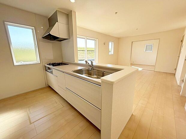 【キッチン】１号棟
収納力豊富なシステムキッチン。大型スライド収納付きで、すっきり片付けやすいキッチンです。床下収納もついています♪