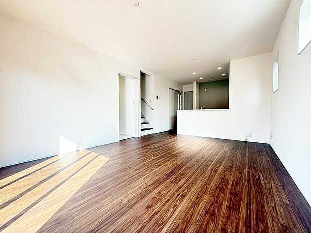 【リビング】１号棟
約１６帖の明るいリビング♪対面式キッチンは、家事をしながら家族の様子が一目でわかる安心＆便利設備♪　