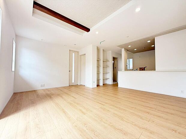 【リビング】3号棟
明るい雰囲気が心地いいリビング♪採光良好です!家族団らんの時間も増えそうなくつろぎの場所になりそう♪