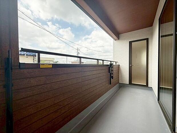 【バルコニー】3号棟
奥行を広めに取ったバルコニー♪家族分の洗濯物もしっかり干せます。日当たりも良く、毎日のお洗濯が楽しくなりそう♪