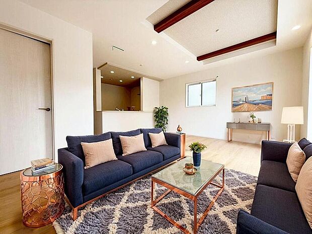 【リビング】3号棟
折上天井を採用した広々明るいリビング!(現況の物件写真に、CG による画像処理を行っています。家具、家電、照明器具、小物、カーテン、その他のイメージはCG です。)