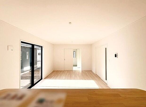 【リビング】１号棟
明るい雰囲気が心地いいリビング！採光良好です！家族団らんの時間も増えそうなくつろぎの場所になりそう☆