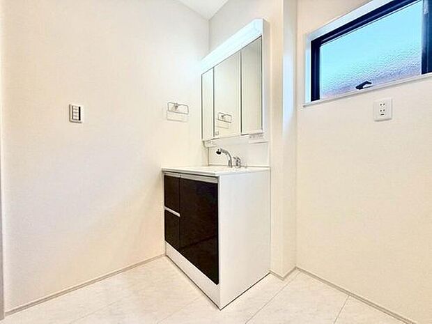 【洗面台・洗面所】１号棟
暮らしを快適にする三面鏡仕様の洗面化粧台。収納力と機能性に優れた使いやすい設備で、忙しい朝の身支度もスムーズに◎