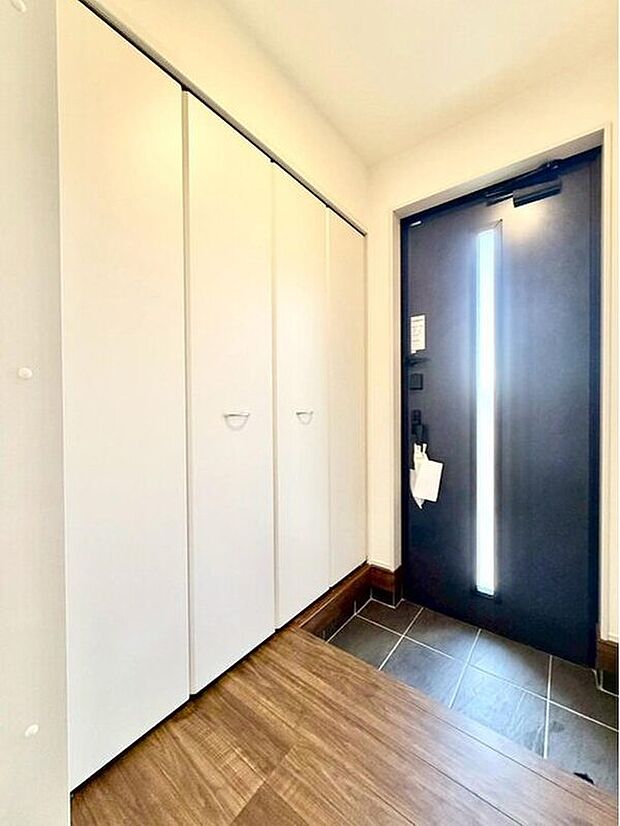 【玄関】１号棟
お家に出会う人々を迎える玄関だからこそ広々清潔感溢れる空間にしたいものです。便利な下駄箱収納付きで散らかりがちな玄関もすっきりと片付きます♪