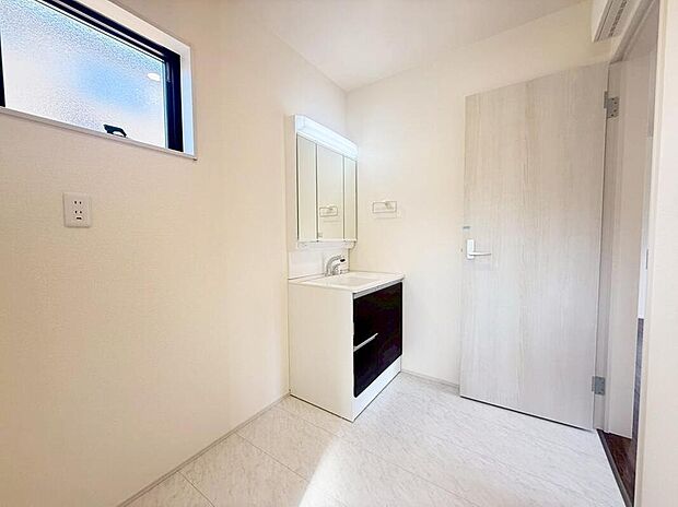 【洗面所】（２号棟）
暮らしを快適にする三面鏡仕様の洗面化粧台。収納力と機能性に優れた使いやすい設備で、忙しい朝の身支度もスムーズに◎