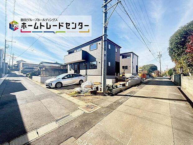 【前面道路含む現地写真】前面道路は南東側約４．０ｍ、北東側約４．０ｍ道路です。静かで駐車も落ち着いて行える環境になっています♪