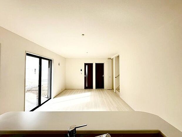 【リビング】3号棟
明るい雰囲気が心地いいリビング♪採光良好です!家族団らんの時間も増えそうなくつろぎの場所になりそう♪