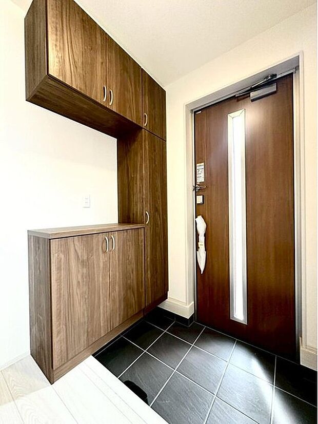 【玄関】3号棟
お家に出会う人々を迎える玄関だからこそ広々清潔感溢れる空間にしたいものです。便利な下駄箱収納付きで散らかりがちな玄関もすっきりと片付きます♪