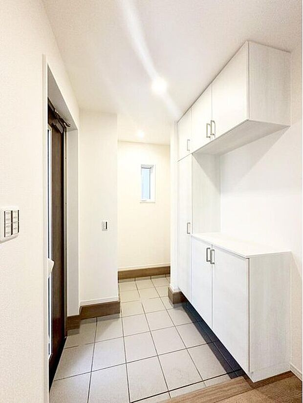 【玄関】3号棟
明るくて清潔感溢れる玄関。便利な下駄箱収納付きです♪散らかりがちな玄関もすっきりと片付きます。